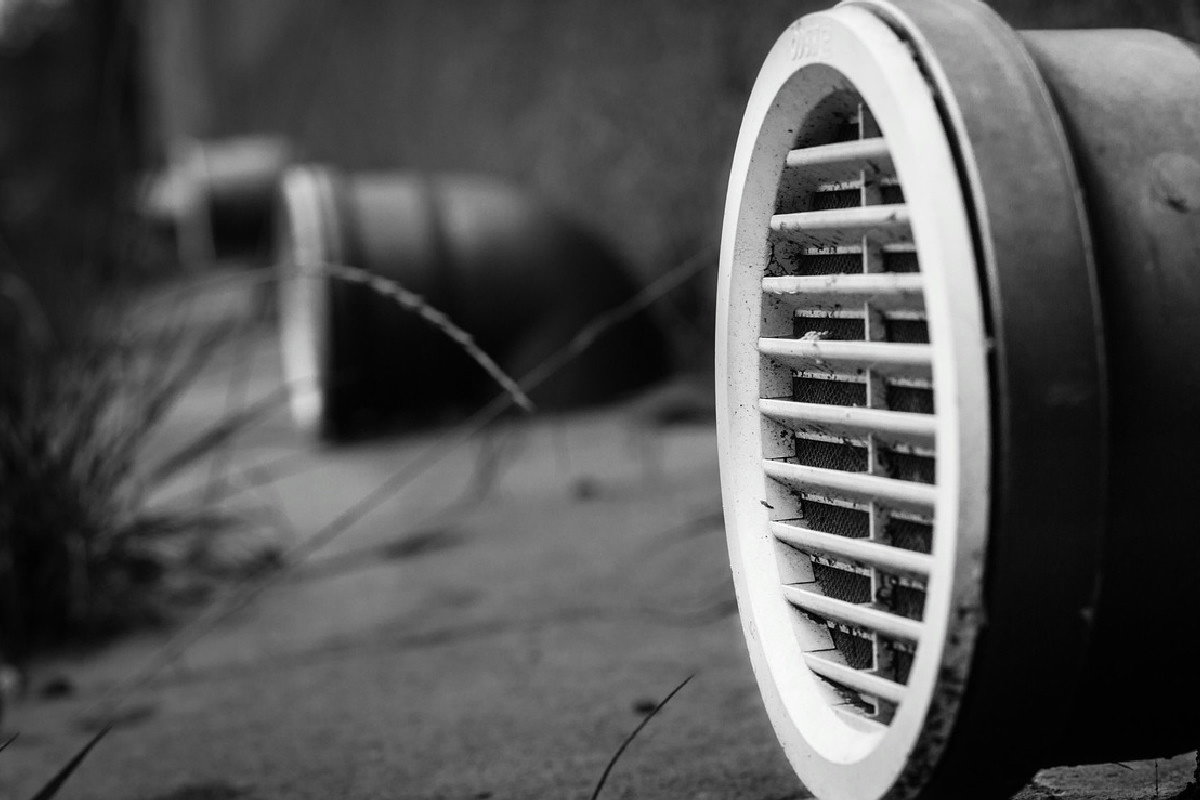 Condensa mattutina sui vetri: come riconoscere i segnali anomali e cosa fare per intervenire