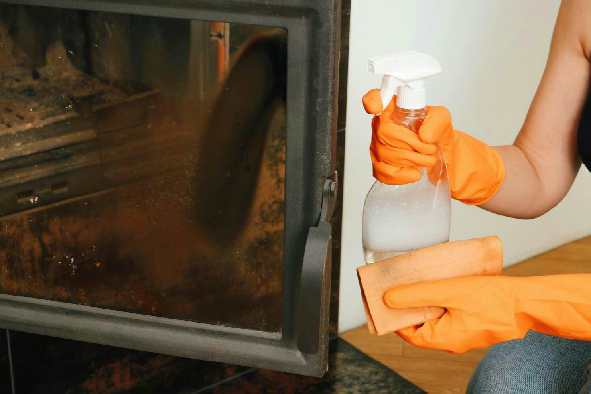 Cosa rovina la trasparenza del vetro del camino e i segreti per mantenerlo brillante e senza aloni