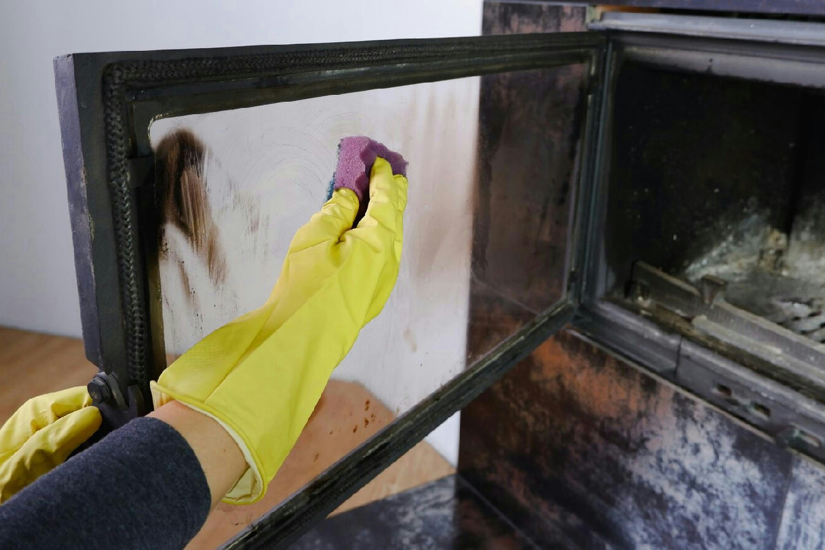Cosa rovina la trasparenza del vetro del camino e i segreti per mantenerlo brillante e senza aloni