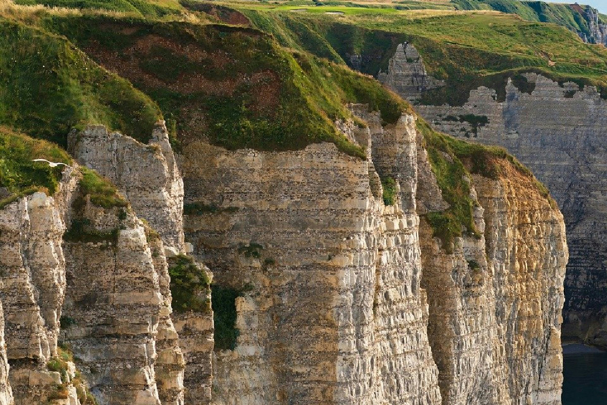 Temperature record negli oceani: ondate di calore estreme minacciano ecosistemi e città costiere