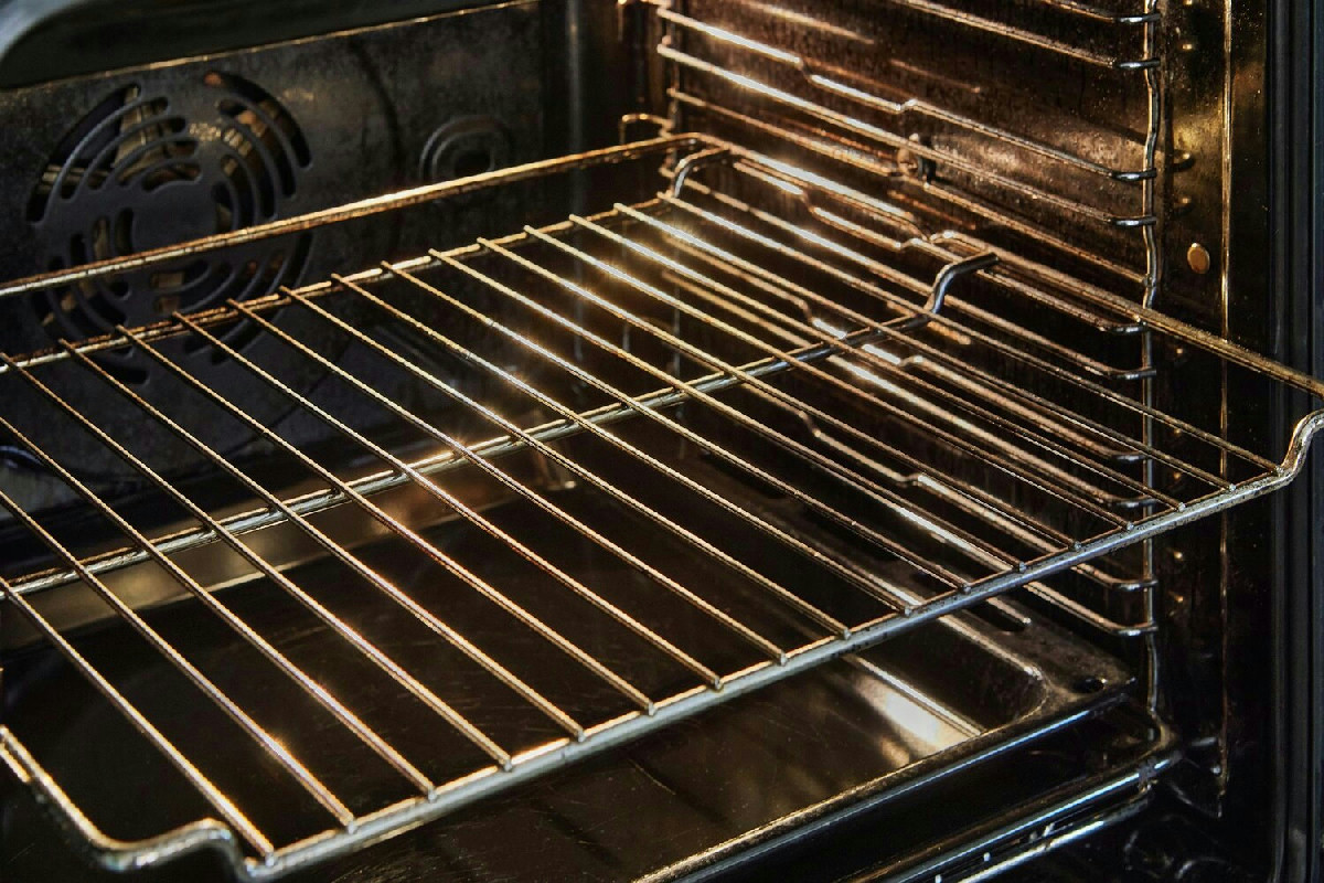 Trucchi efficaci per eliminare lo sporco più ostinato dalla griglia del forno senza fatica
