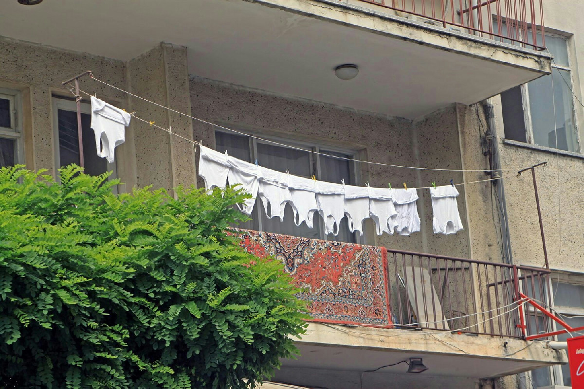Usare il balcone come lavanderia in inverno aumenta umidità e cattivi odori: cosa succede in casa