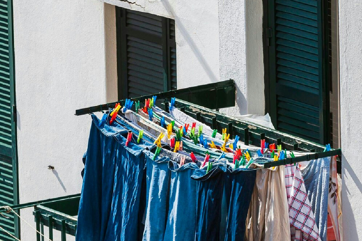 Usare il balcone come lavanderia in inverno aumenta umidità e cattivi odori: cosa succede in casa