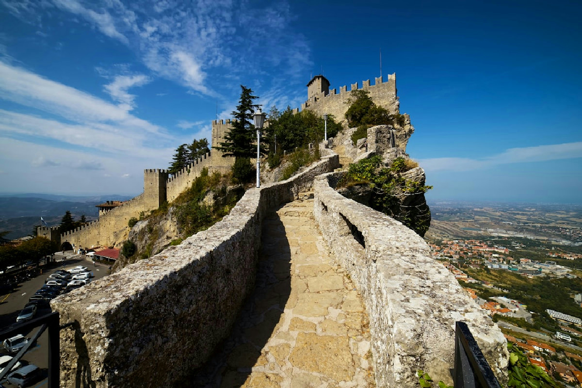 Viaggio esclusivo tra gli incanti dell’Umbria e San Marino: atmosfere invernali e borghi storici suggestivi